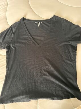 Travis Matthew Women’s V Neck Tee Size Large, Black